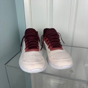 APL Techloom Tracer Burgandy Cedar Creme Women’s 8.5 Sneaker EUC Shoes